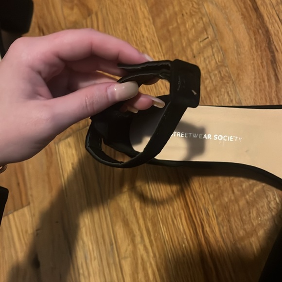 Black heels - Picture 3 of 5